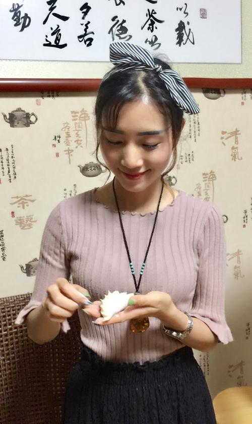 美女示范包饺子