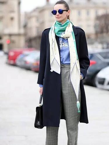 这样能让脖子的形状更好看~ 丝巾搭配大衣是最近很流行的穿法~你可能