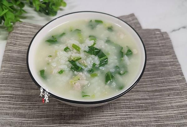 一,青菜肉末粥:猪肉末,青菜末,大米,姜,葱,清水,食用油,精盐.