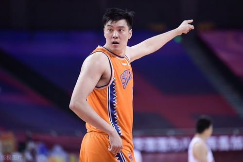 第一节:官方暂停之前,恩多篮下强吃董瀚麟,董瀚麟肘部明显撞击恩多的