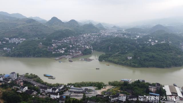 航拍湘西自治州芙蓉镇边的酉水河