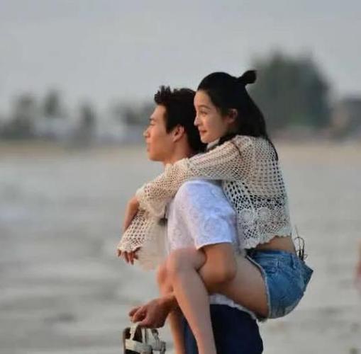 李沁和魏大勋海边度假,看到魏大勋的手,才知道举止