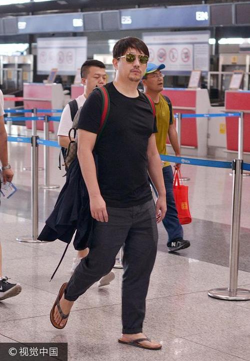 黄磊机场照   黄磊也有向发福大叔发展的趋势,今年5