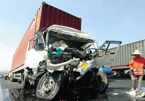 超载造成车祸频频.(资料照片)周广利 摄