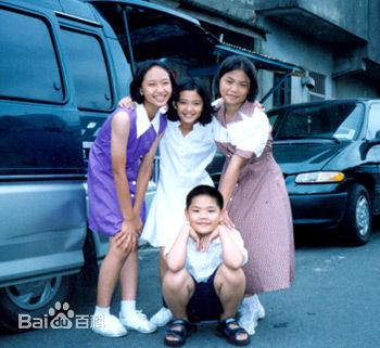 薰衣草》的梁以薰了吧,不知道大家还记得里面演梁以薰小时候的小演员