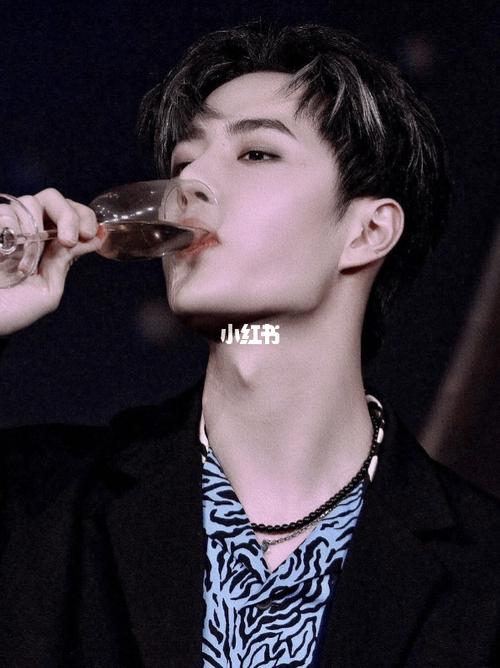 奶膘长本事了,都会喝酒了…_王一博_娱乐_明星娱乐资讯