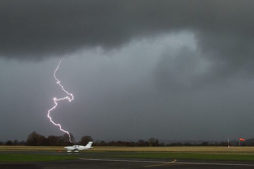 英遇多重极端天气 龙卷风冰雹闪电齐发