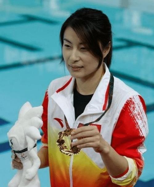 巅峰时期的郭晶晶只要出战跳水比赛,几乎都能锁定冠军,在04年雅典奥运