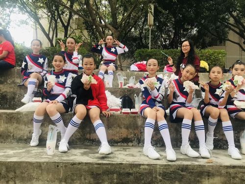 音乐老师吴飞贤精心组建并训练的,10名成员分别来自七年级和八年级