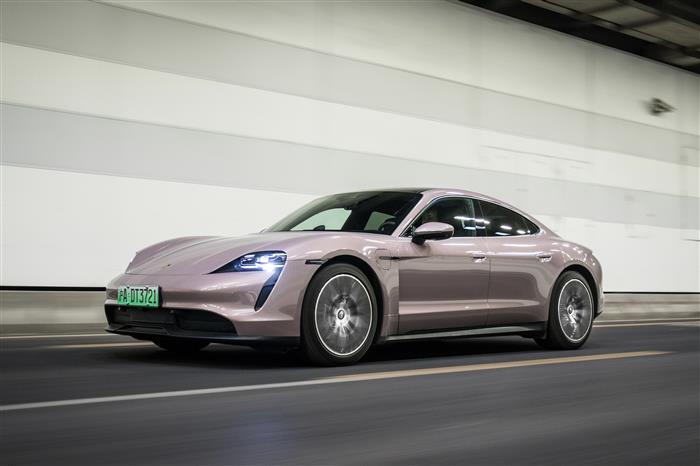 没有对手的taycan保时捷开启未来之门的钥匙