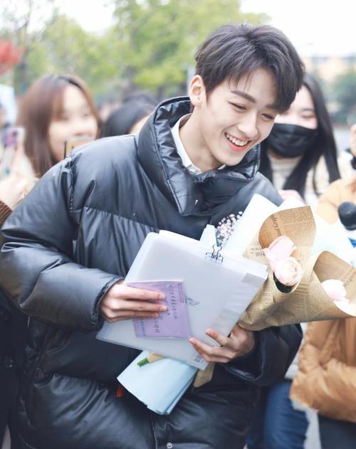 偏发型很好地装饰了何洛洛的面部线条,配合微卷的形状,非常可爱,有