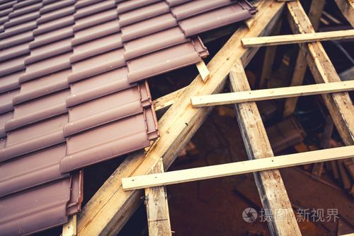 用棕色瓷砖上木,木结构建筑的屋顶.几何分布的屋顶瓦片在新住宅建设