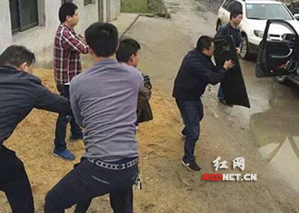 宁乡"10.12"故意杀人案嫌犯被捕 身藏已上膛手枪