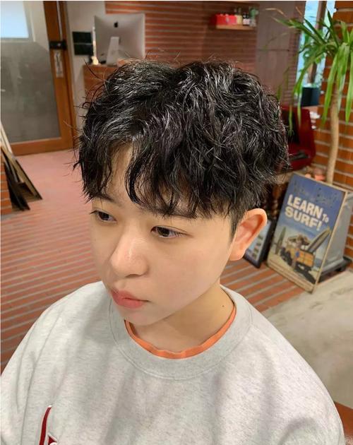 男发别乱剪,这才是当下的主流发型,锅盖头飞机头全在