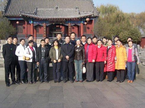 以泉水众多而有"小泉城"之称,明水泉群最著名的百脉泉可与趵突泉齐名.