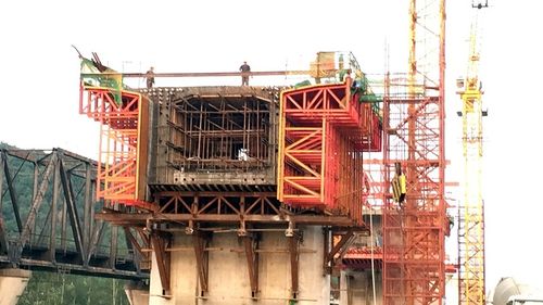 吉珲项目第二松花江特大桥悬臂现浇连续梁0号块全部浇筑完成