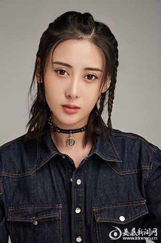 李嘉熙最新写真大片曝光 造型百变时尚