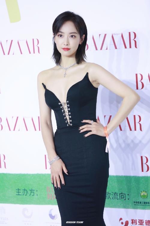 宋茜芭莎慈善夜红躺生图