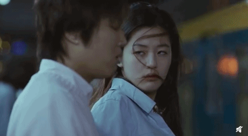 今年满40岁,出道至今拽了二十年,是她演的女明星千颂伊本伊