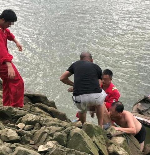 福州一20岁小伙在闽江野泳,不幸溺亡,知情人:疑似腿