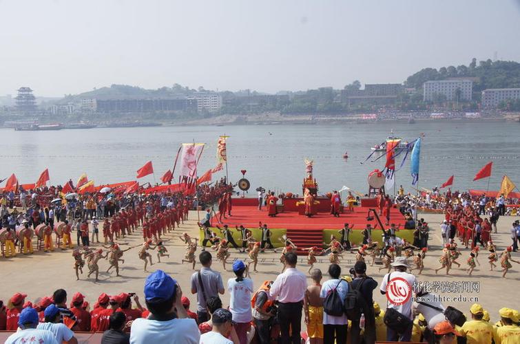 在沅陵龙舟文化广场上,身着民族盛装的少女现场展示茶道,众多市民