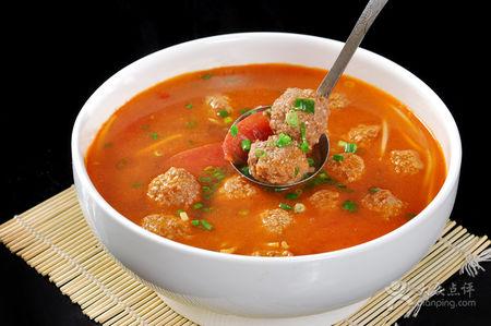 番茄丸子汤是一道美食,主要食材是西红柿2个,姜2片,肉馅若干,葱花.