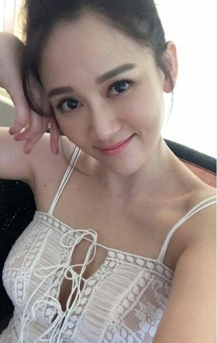 陈乔恩晒美照皮肤白皙 自称"在等人间四月天"