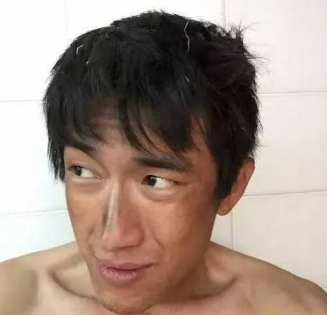 这好像是粉丝福利的自拍却没有一张让他们两个完全正脸露露在镜头前面