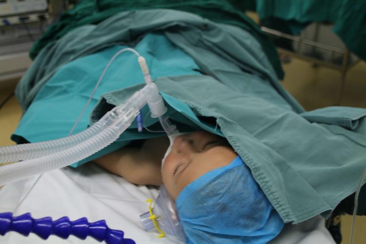 配有用于困难气管插管的可视喉镜多套,可进行从婴幼儿到各个年龄段急