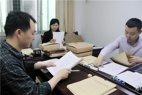 达川区纪委工作人员正在整理廉政档案(粟高峰摄)