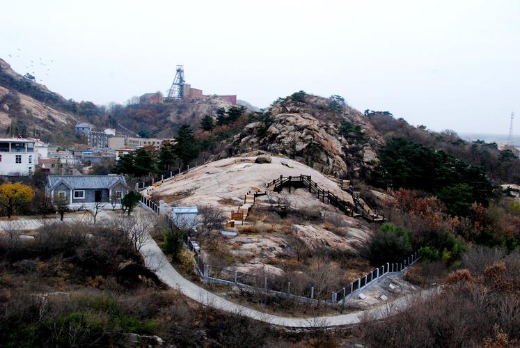 将军崖岩画位于连云港市海州区锦屏镇桃花村,锦屏山南麓的后小山西端