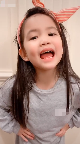 杨烁妻子晒3岁女儿,模样像混血!老爸却"狠心"任由她淋雨痛哭