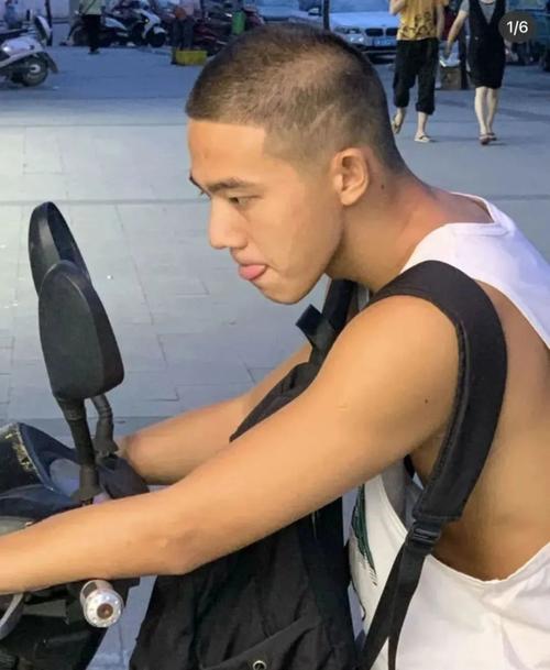 在网吧发光的寸头帅哥!