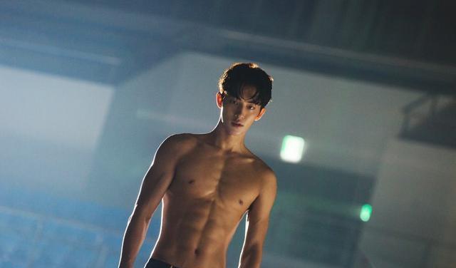 2521南柱赫人气爆红回顾男神腹肌花絮照雕像身材太可口