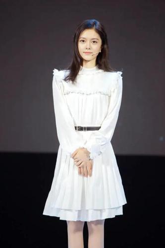 赵今麦上大学后愈发保守,穿长裙只露2分腿,却深受学长