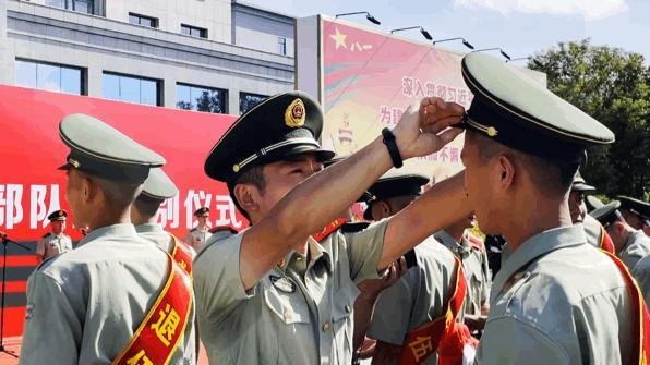 又是一年退伍季,武警丽水支队退伍老兵庄严地举起右手向军旗敬上退伍