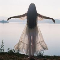 俏皮女生背影头像永远快乐的我