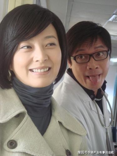 58岁罗嘉良全家照老婆是女演员苏岩女儿长发飘飘大眼睛迷人
