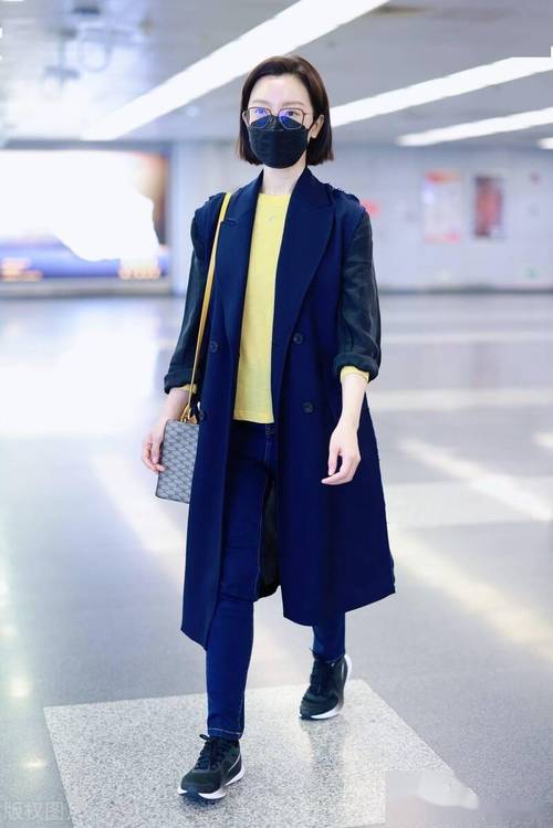 街拍:陈数黑色长外套 深蓝色牛仔裤知性优雅_机场_上衣_黄色