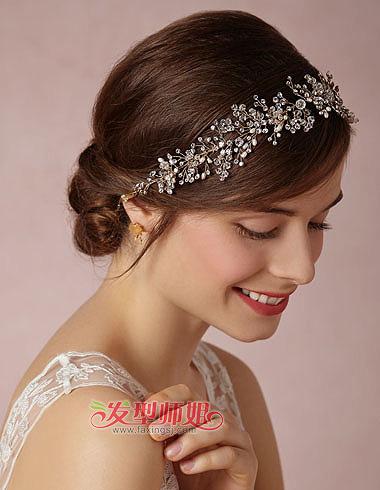 无刘海低发髻盘发发型,从形象上提高中年女士的气质,毛糙一点的头发