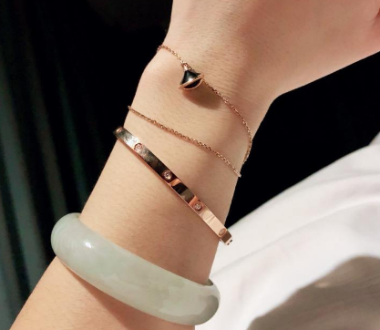 翡翠手镯和什么一起戴好看有什么注意事项