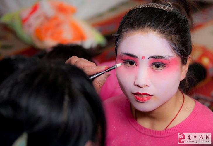 学拍秧歌化妆作业 请各位老师拍砖