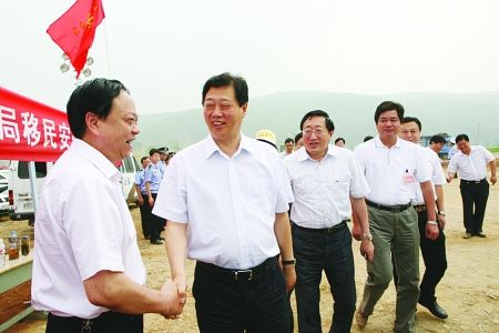 南阳市委书记李文慧与淅川县电业局局长严君国握手.徐国兴 摄