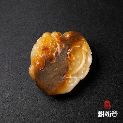 新疆和田玉黄沁籽料府上有龙挂件