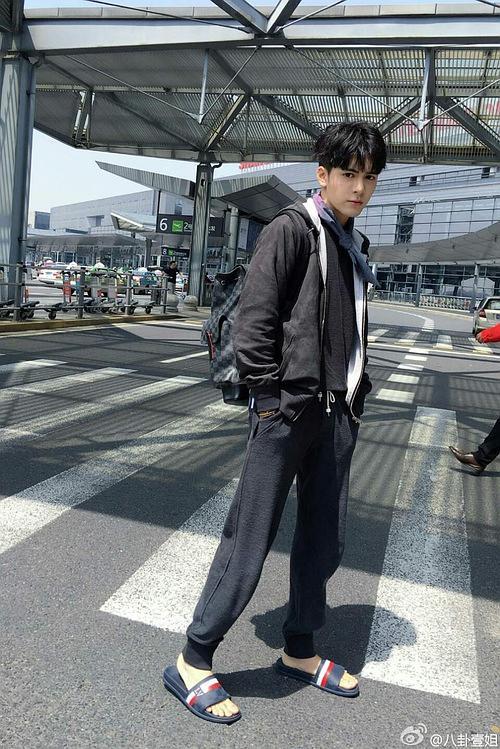 这两张图是曾舜晞高中时候的照片,也可以看出,虽然当时胖胖的,但眼睛