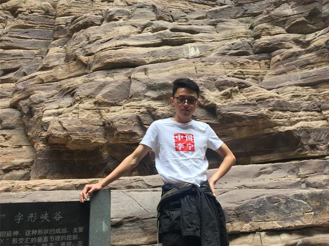 李旭东,男,体育教师,本科学历,毕业于郑州大学体育学院运动训练系.