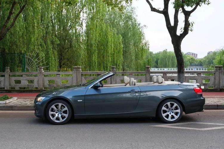 二手敞篷宝马330i:造型拉风颜值高,直6后驱操控棒