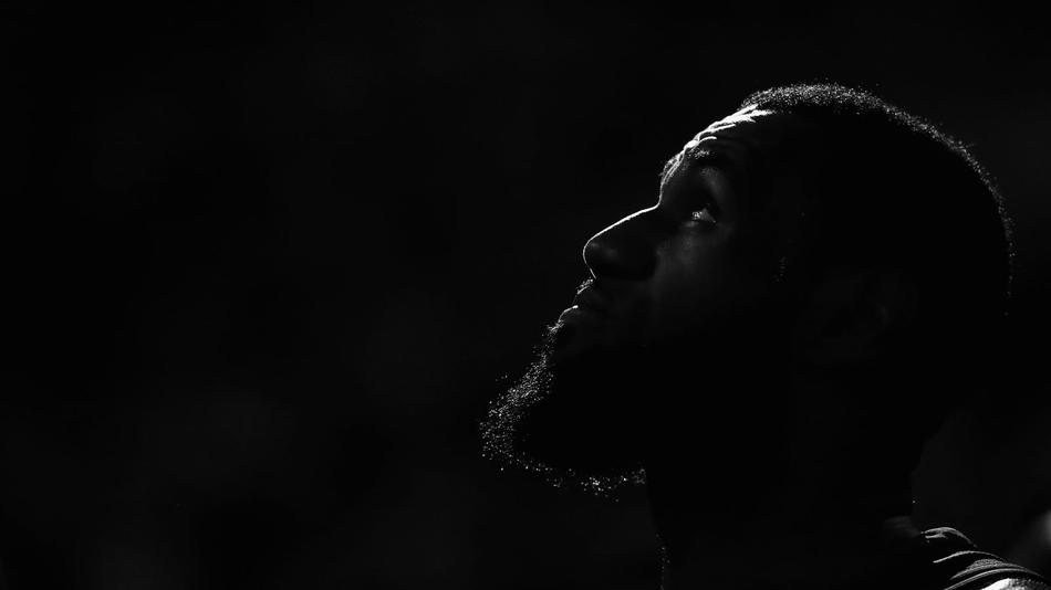 詹姆斯黑白写真大片 赤裸上身狂秀肌肉 背部文身