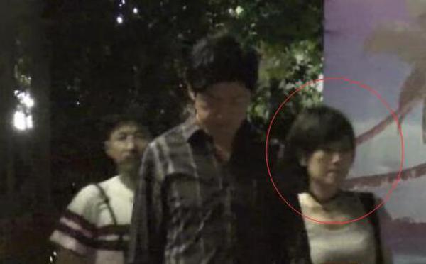 疑潘粤明新恋情 深夜聚餐后牵手同剧组女演员