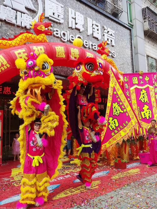 广东佛山市西华里饮食文化城内除了佛山舞狮队 开业醒狮表演,您也可能